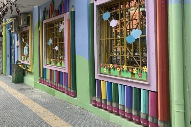 Ένα νηπιαγωγείο σαν παραμύθι: Η εικαστική παρέμβαση με γιγαντιαία μολύβια σε νηπιαγωγείο της Θεσσαλονίκης που χαρίζει ενέργεια και χρώμα