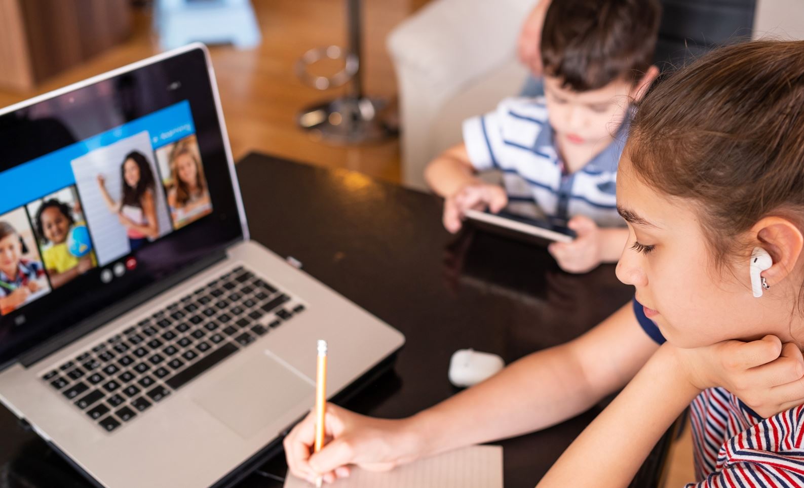 Κλειστά σχολεία: Αντίδραση των εκπαιδευτικών για την τηλεκπαίδευση και το κλείσιμο των σχολείων