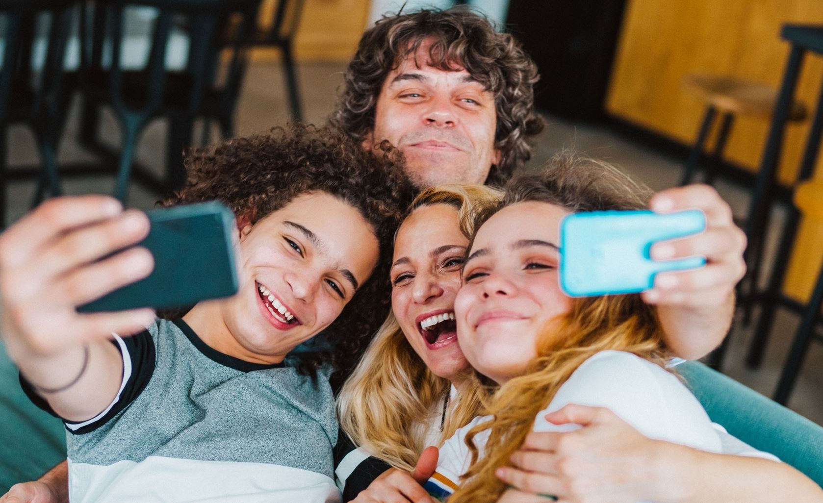 Εφηβεία: Όταν το σπίτι γίνεται το "στέκι" των παιδιών σου (και γιατί αυτό είναι καλό)